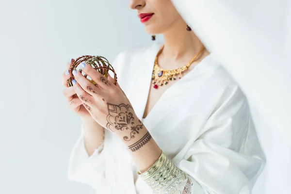 Cropped view of young indian bride holding bracelets on white — Stock Photo