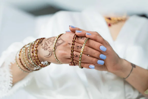 Abgeschnittene Ansicht einer indischen Braut mit mehndi, die Armbänder trägt — Stockfoto