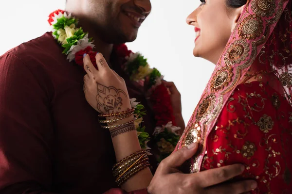 Весела індійська наречена в квітковій гірлянді на щасливому нареченому ізольована на білому — стокове фото