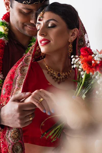 Indien homme tenant la main de mariée avec anneau sur doigt isolé sur blanc — Photo de stock