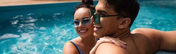 Sorrindo mulher abraçando namorado na piscina no fundo borrado, banner — Fotografia de Stock