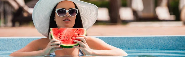 Mulher com melancia relaxante na piscina, banner — Fotografia de Stock