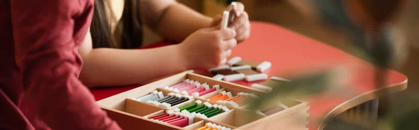 Vista parcial de los niños jugando con tarjetas de madera multicolores, pancarta - foto de stock