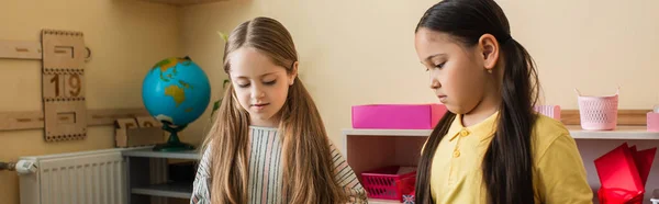 Multiethnische Mädchen im Klassenzimmer der Montessori-Schule, Banner — Stockfoto