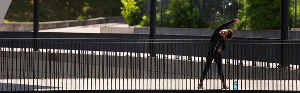 Femme sportive afro-américaine se réchauffant sur le pont, bannière — Photo de stock