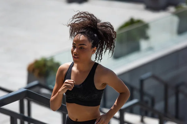Afroamerikanische Sportlerin im Top-Lauf auf urbaner Straße — Stockfoto