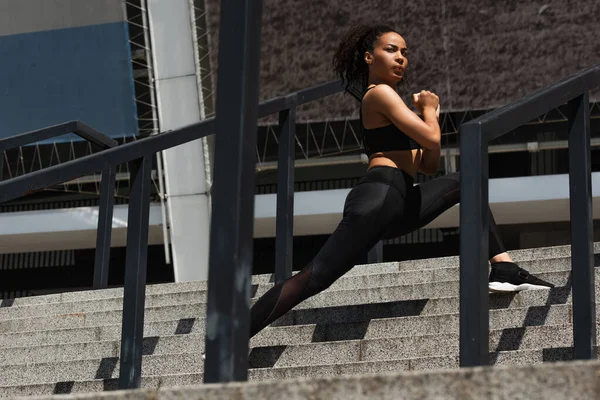 Афроамериканська спортсменка, яка проводить прогулянки під час тренування на сходах. — стокове фото