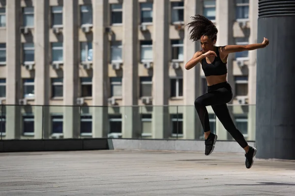 Treinamento de corredores afro-americanos perto do prédio turvo — Fotografia de Stock
