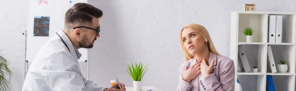 Frau berührt Halsschmerzen während ärztlicher Beratung, Banner — Stockfoto