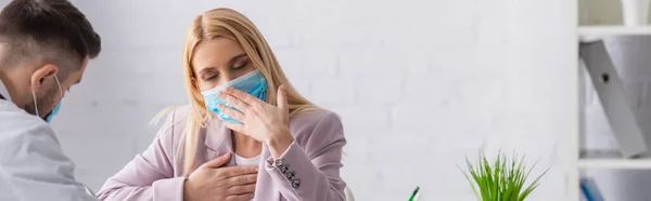 Femme malade dans le masque de protection toux avec les yeux fermés près du médecin, bannière — Photo de stock