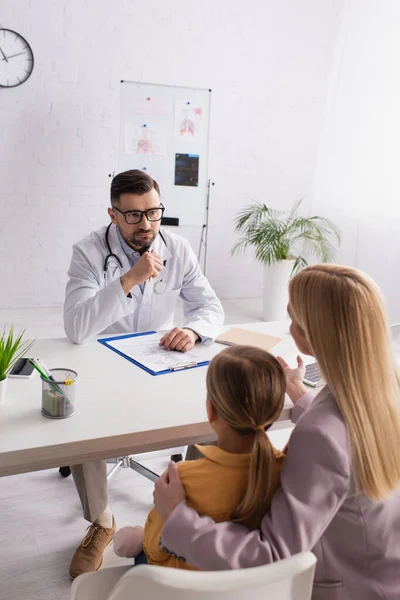 Geste de la femme lors de la consultation avec un pédiatre à la clinique — Photo de stock