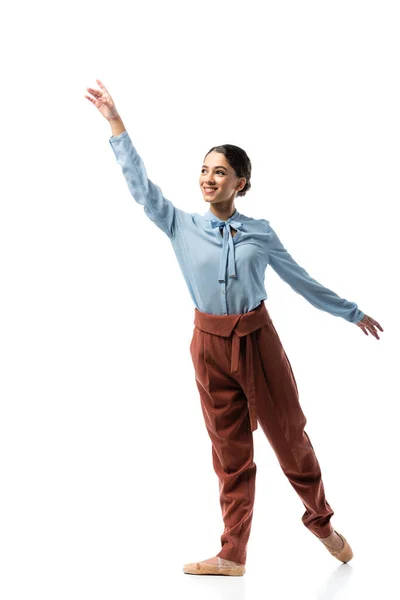 Позитивная балерина танцует на белом фоне — стоковое фото