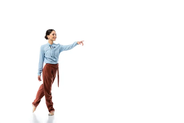 Bailarina morena señalando con el dedo sobre fondo blanco - foto de stock