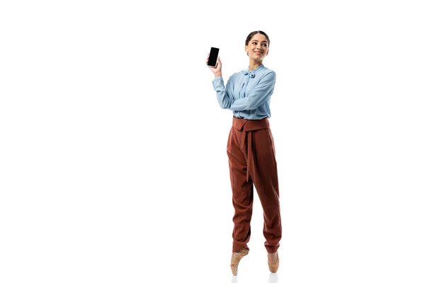 Bailarina feliz sosteniendo el teléfono celular sobre fondo blanco - foto de stock
