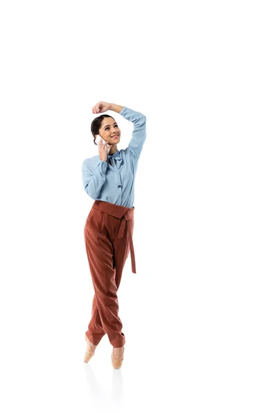 Bailarina alegre falando no smartphone no fundo branco — Fotografia de Stock