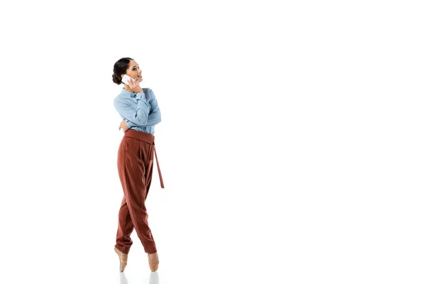 Bailarina sorrindo enquanto fala no smartphone no fundo branco — Fotografia de Stock