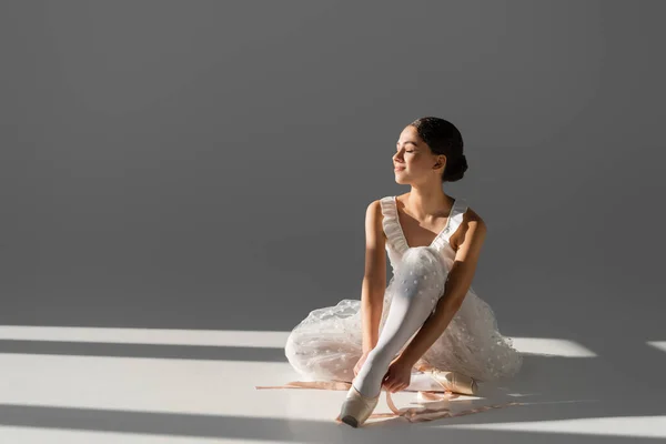 Seitenansicht der Ballerina mit Spitzenschuhen auf grauem Hintergrund — Stockfoto