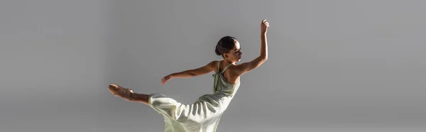 Bailarina joven en zapato puntiagudo bailando aislada en gris, pancarta - foto de stock