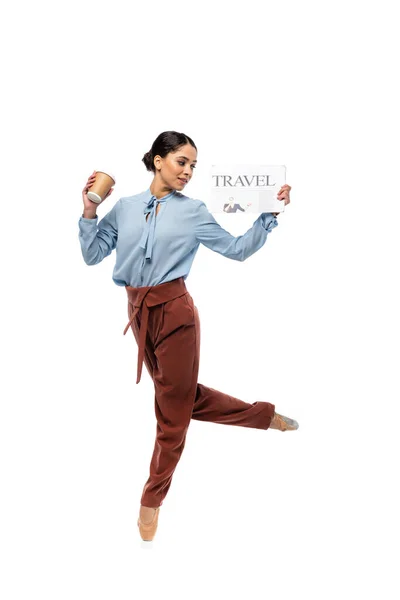 Bailarina lendo notícias e segurando café para ir isolado em branco — Fotografia de Stock