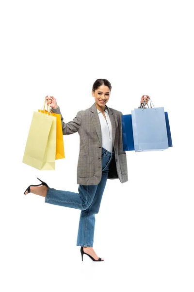 Sorrindo mulher segurando sacos de compras no fundo branco — Fotografia de Stock