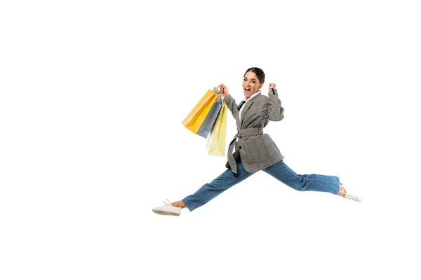 Bailarina excitada con bolsas de compras saltando aisladas en blanco - foto de stock