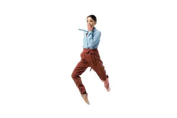 Bailarina asombrada saltando aislada en blanco - foto de stock