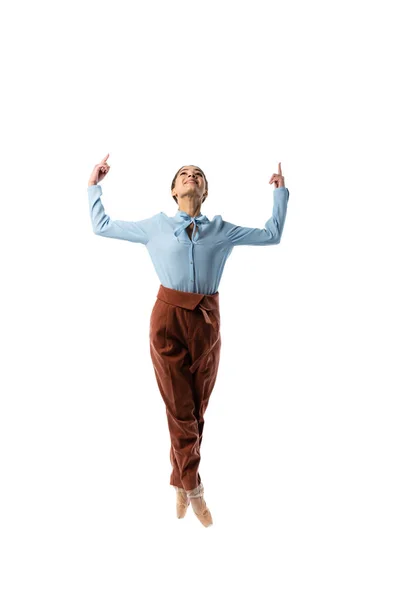 Bailarina sonriendo mientras señala con los dedos aislados en blanco - foto de stock