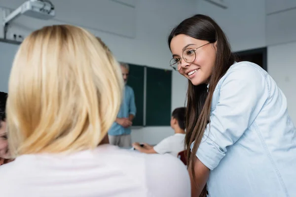 Positive Schülerin schaut verschwommenen Freund an — Stockfoto