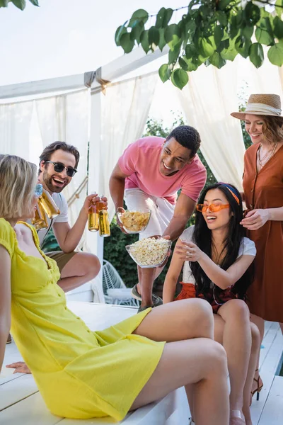 Amigos multiétnicos animado com cerveja e lanches se divertindo durante a festa de verão — Fotografia de Stock