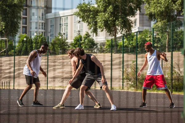 Hombres interraciales entrenando en el patio al aire libre - foto de stock