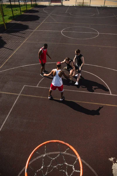 Vista ad alto angolo degli sportivi multietnici che giocano a basket — Foto stock