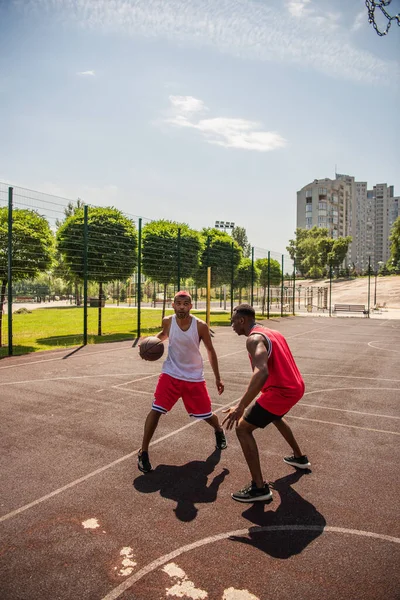 Des sportifs afro-américains jouent au basket sur le terrain — Photo de stock