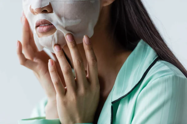 Vista parcial de la mujer aplicando mascarilla facial en casa - foto de stock