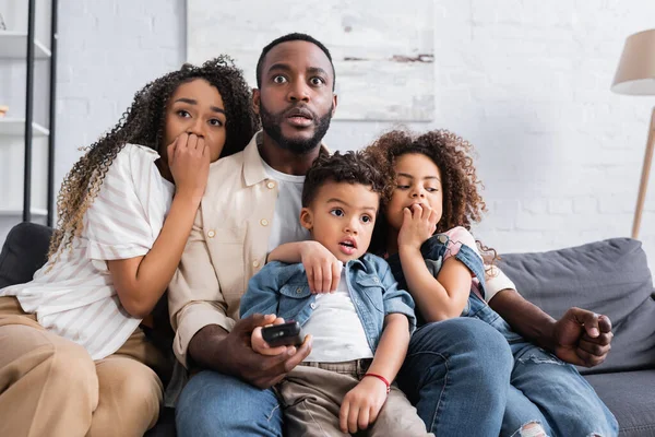 Família afro-americana preocupada assistindo filme em casa — Fotografia de Stock