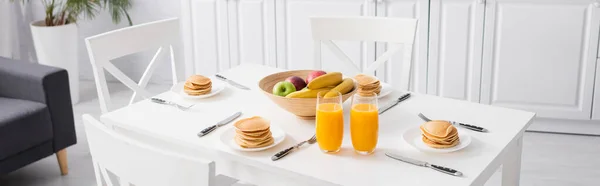 Jus d'orange, délicieuses crêpes et fruits frais sur table de cuisine blanche, bannière — Photo de stock