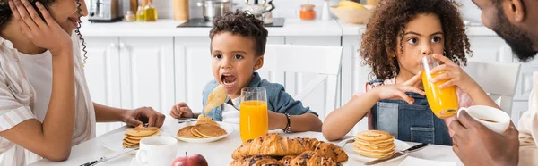 Enfants afro-américains petit déjeuner avec les parents dans la cuisine, bannière — Photo de stock