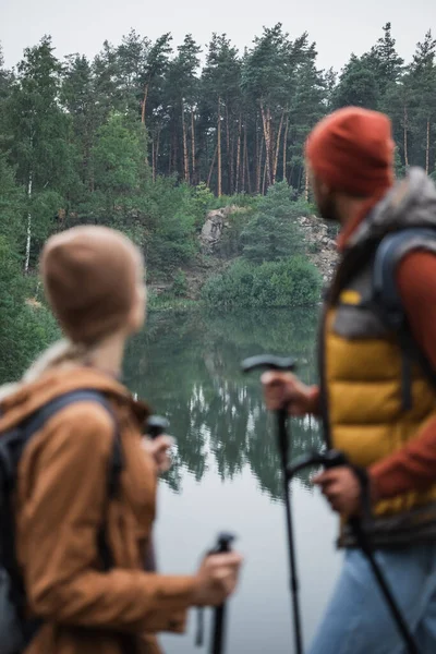 Зелені дерева і річка в лісі біля розмитої пари на передньому плані — стокове фото