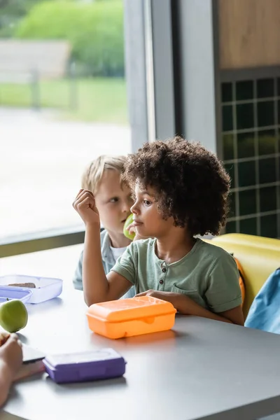 Africano americano ragazzo vicino compagni di classe in scuola mensa — Foto stock