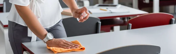 Vista cortada da mesa de limpeza de professores afro-americanos com anti-séptico, banner — Fotografia de Stock