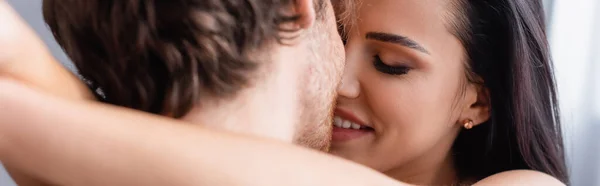 Primo piano di donna felice abbracciare uomo senza maglietta, banner — Foto stock