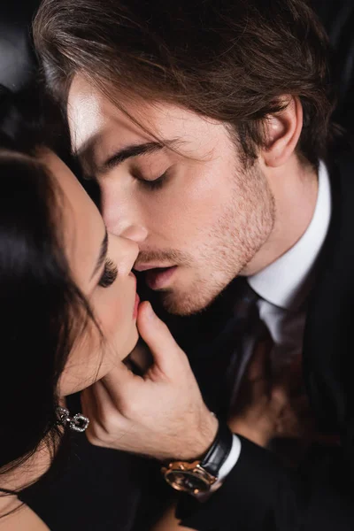 Високий кут зору молода чуттєва пара цілується на чорному — стокове фото