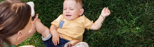 Vue grand angle de la mère passant du temps avec son fils tout-petit à l'extérieur, bannière — Photo de stock