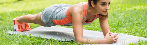 Jovem mulher apto fazendo prancha no tapete de fitness, banner — Fotografia de Stock