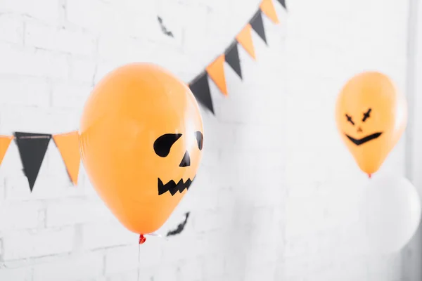 Espeluznantes globos naranjas en fiesta de halloween - foto de stock