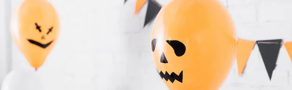 Ballons orange effrayants sur fête d'Halloween, bannière — Photo de stock