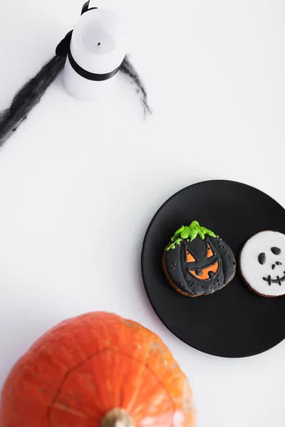 Top view of sweet halloween cookies near ripe pumpkin — Stock Photo