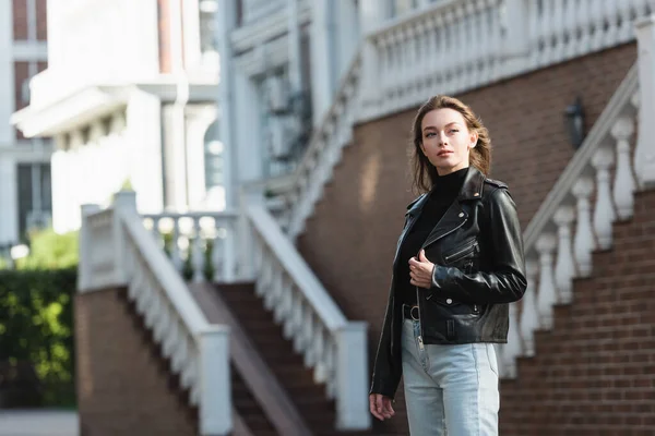 Bonita jovem mulher em jaqueta de couro na rua urbana — Fotografia de Stock