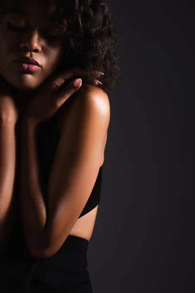 Сексуальная африканская американка с закрытыми глазами, изолированными от черного — стоковое фото