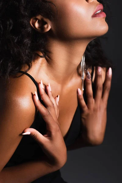 Vue partielle de sexy afro-américaine posant isolé sur noir — Photo de stock