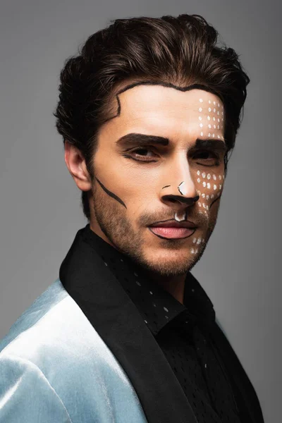 Homme confiant avec maquillage halloween regardant la caméra isolée sur gris — Photo de stock